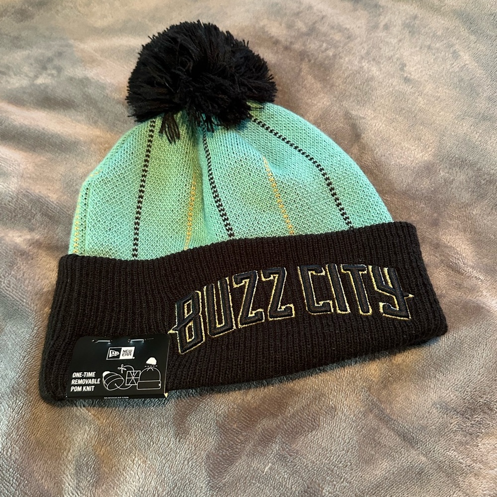 NWT New Era NBA Charlotte Hornets BUZZ CITY Pom Beanie